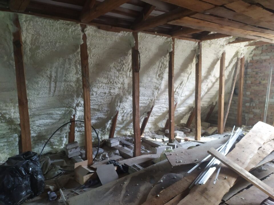 Утепление чердачного помещения со стороны  кровли легким ППУ